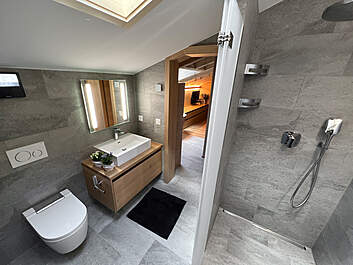 Bad Ensuite mit Dusch-WC und Dusche