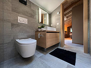 Bad Ensuite mit Dusch-WC und Dusche