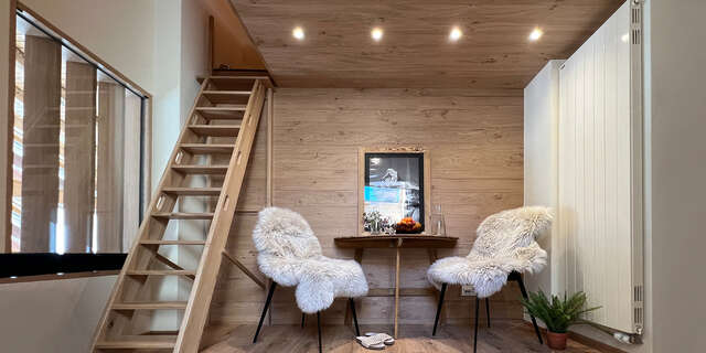 Zimmer Mitte mit Treppe zu Hochbett