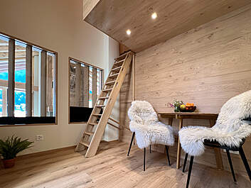 Zimmer Mitte mit Treppe zu Hochbett