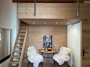 Zimmer Mitte mit Treppe zu Hochbett