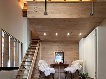 Zimmer Mitte mit Treppe zu Hochbett