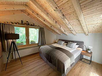 Zimmer Ost mit Boxspring-Bett 2 x 90 cm x 200 cm