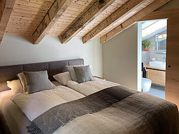 Zimmer Ost mit Boxspring-Bett 2 x 90 cm x 200 cm